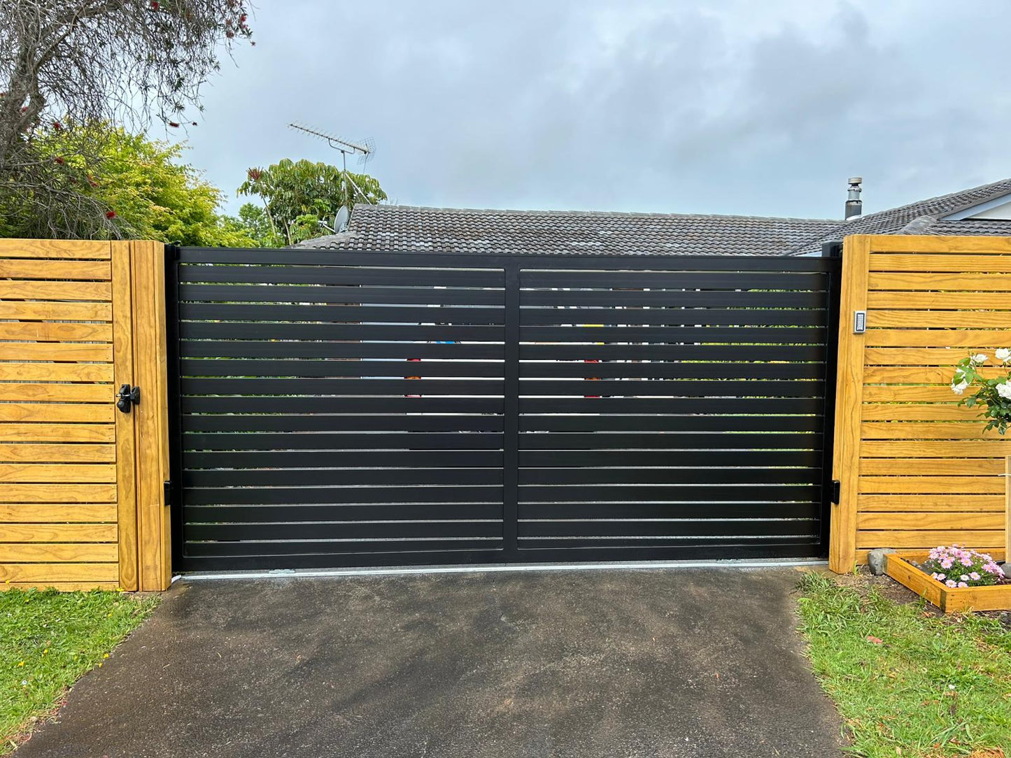 Aluminum Sliding Gate - Slat Horizontal FGSG11 - BLACK