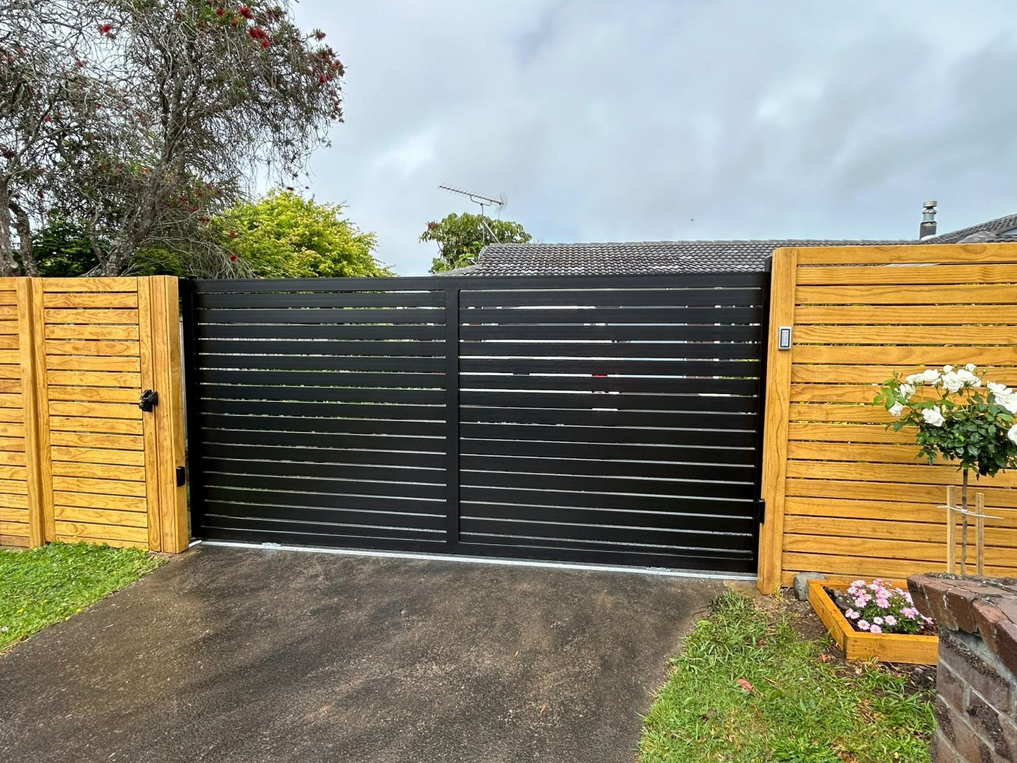 Aluminum Sliding Gate - FGSG11 - BLACK