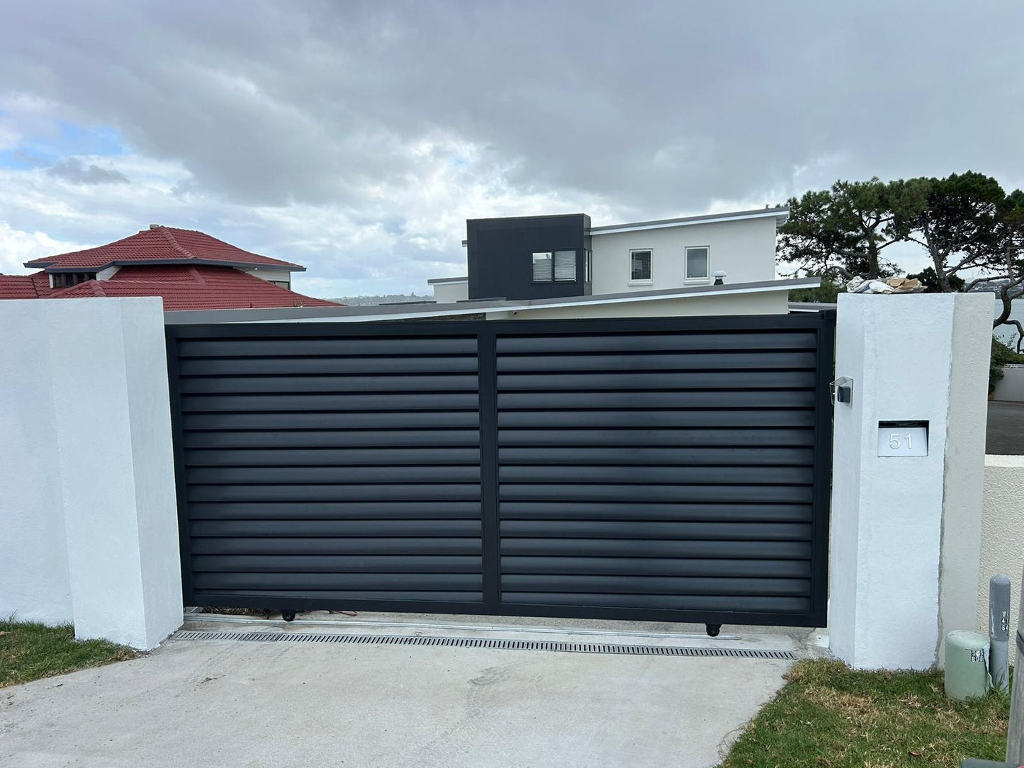 Aluminum Sliding Gate - Louvre Style FGLV04 - BLACK