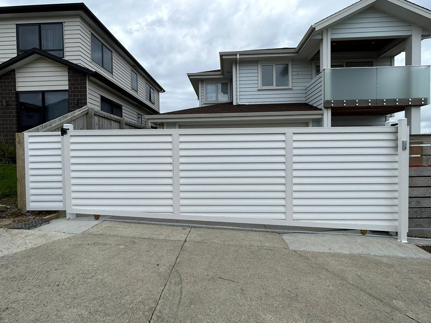 Aluminum Sliding Gate - Louvre Style FGLV01 - WHITE