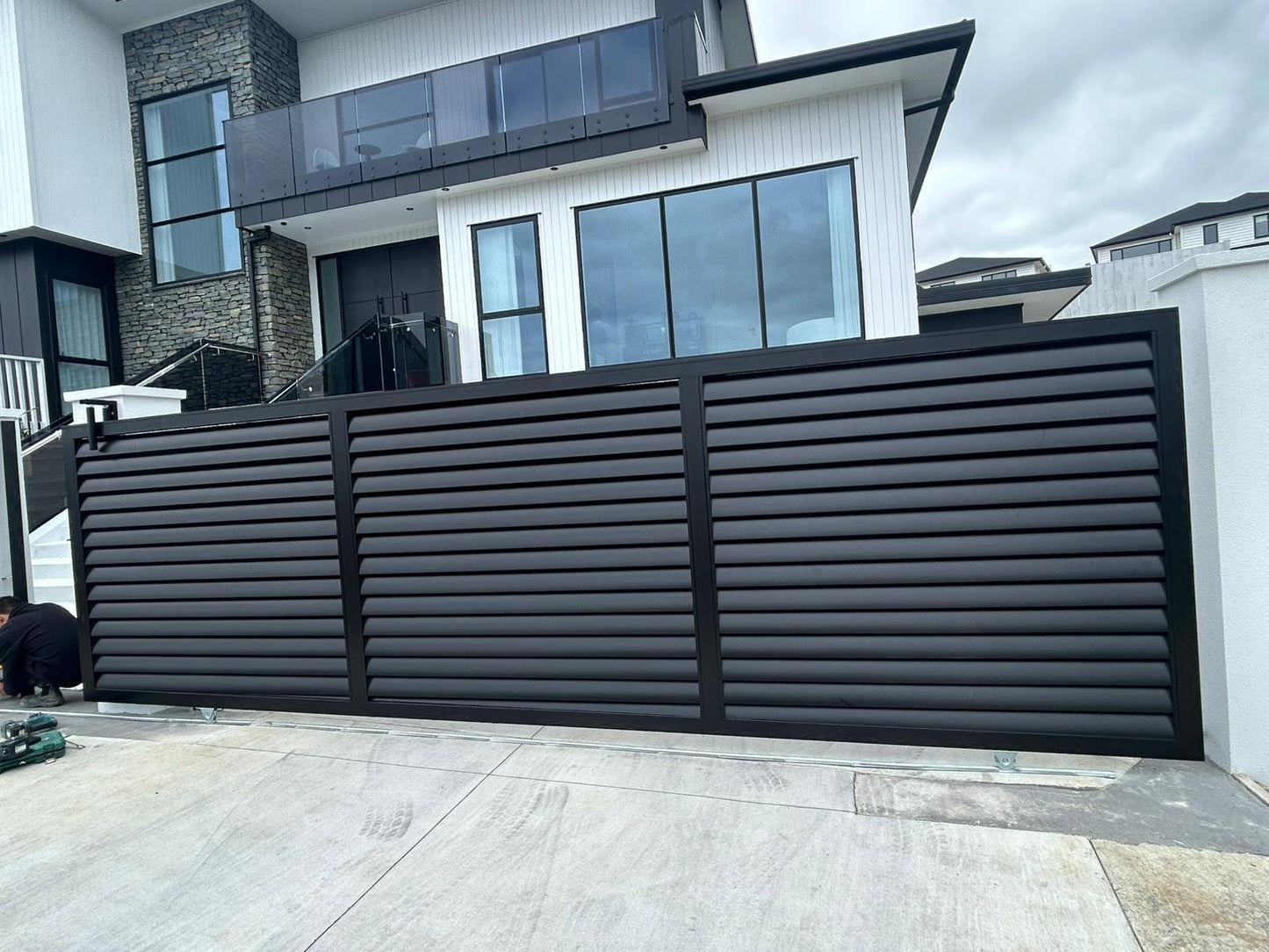Aluminum Sliding Gate - Louvre Style FGLV09 - BLACK