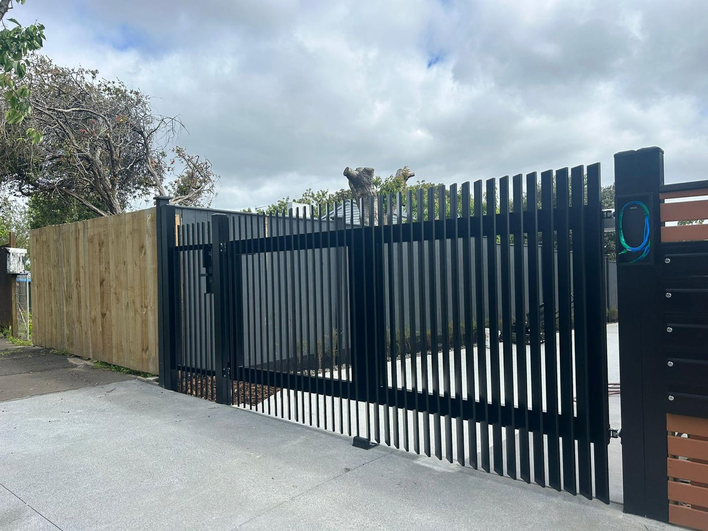 Aluminum Sliding Gate - FGLV02 - BLACK