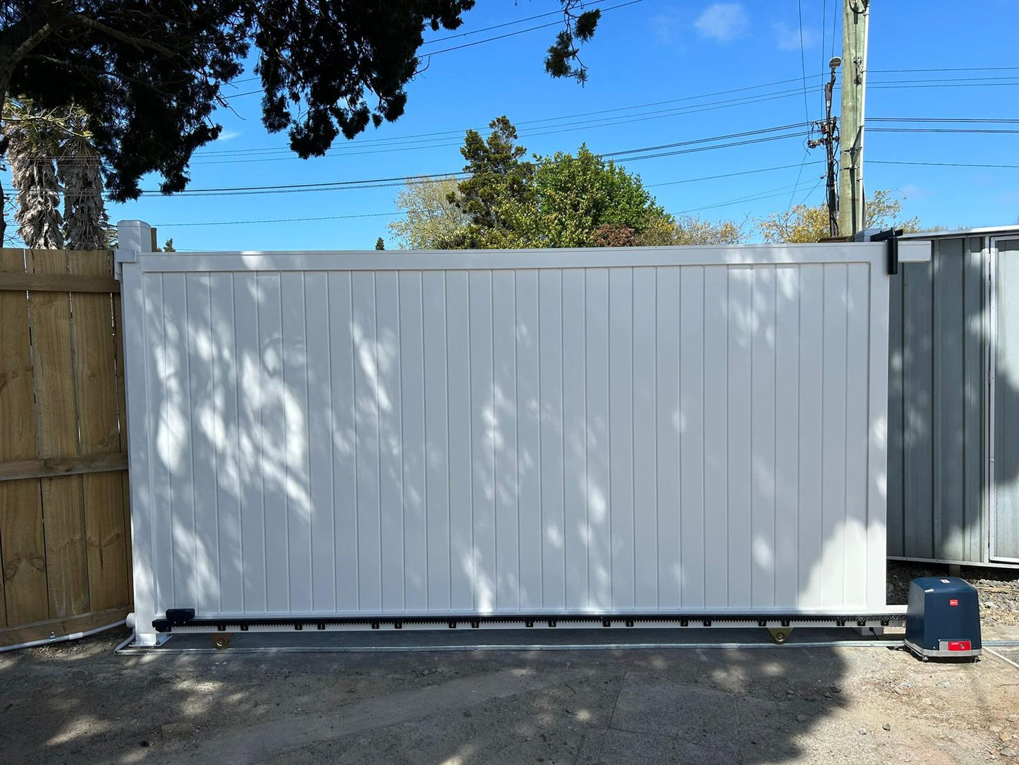 Aluminum Sliding Gate - Slat Vertical FGSV01 - WHITE