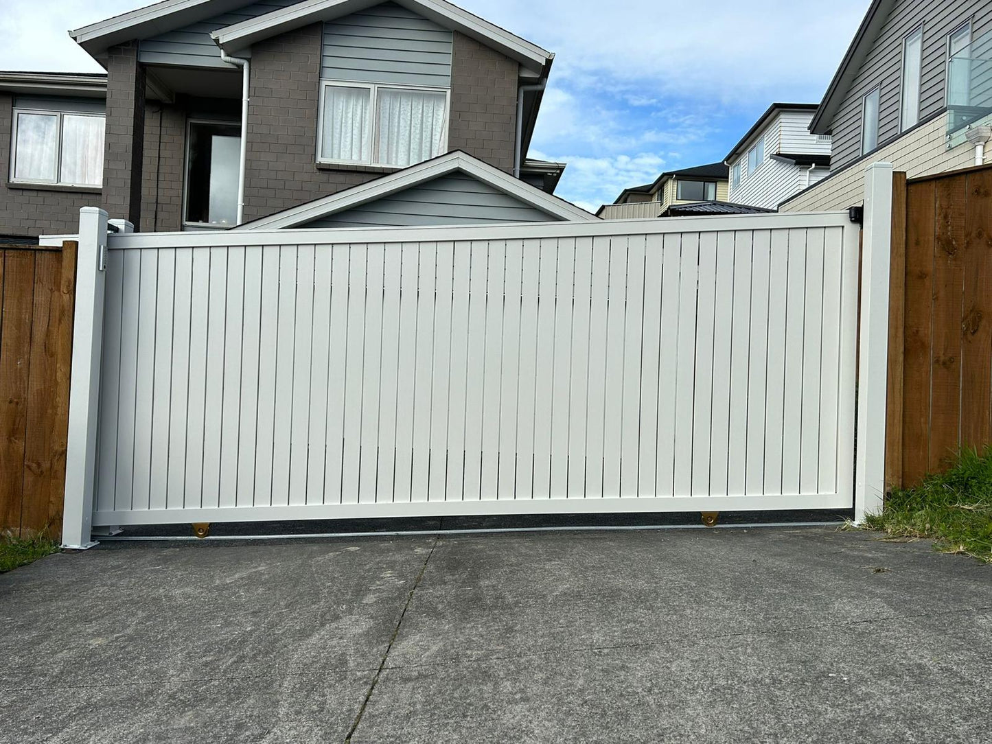 Aluminum Driveway Sliding Gate - Slat Vertical - WHITE